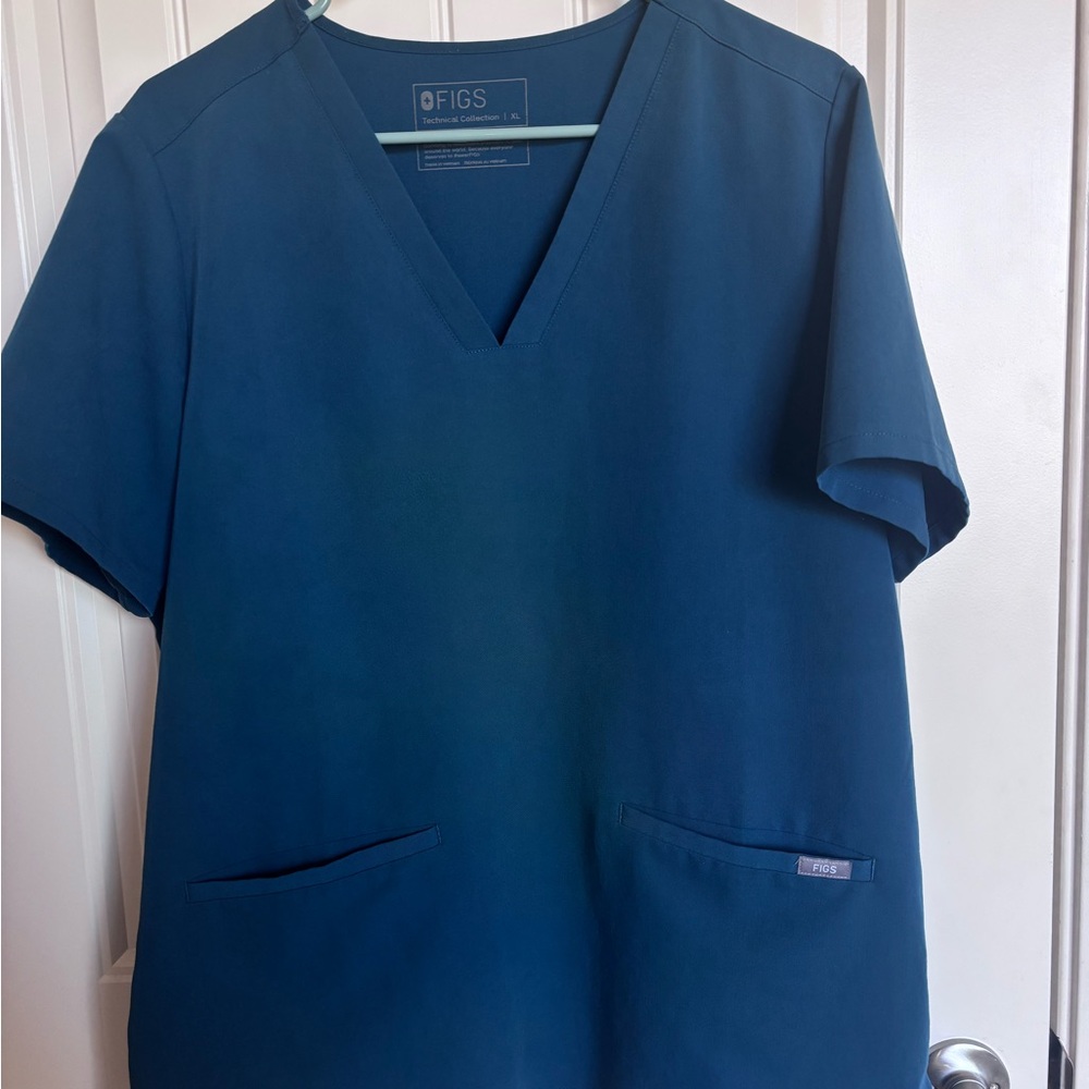 Figs scrub top